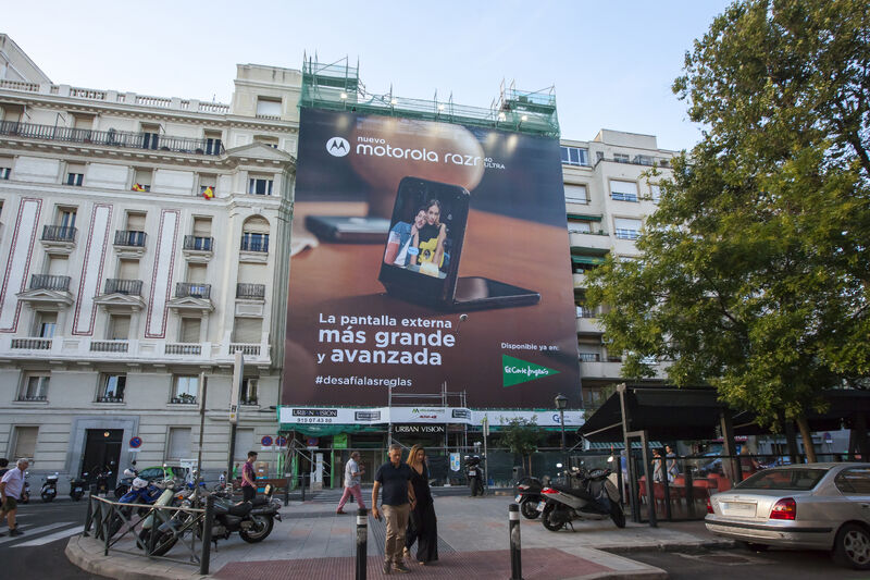 Lona de Motorola España en la calle Ibiza